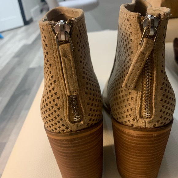 Brand new with box! Adorable Steve Madden boots - Picture 3 of 6